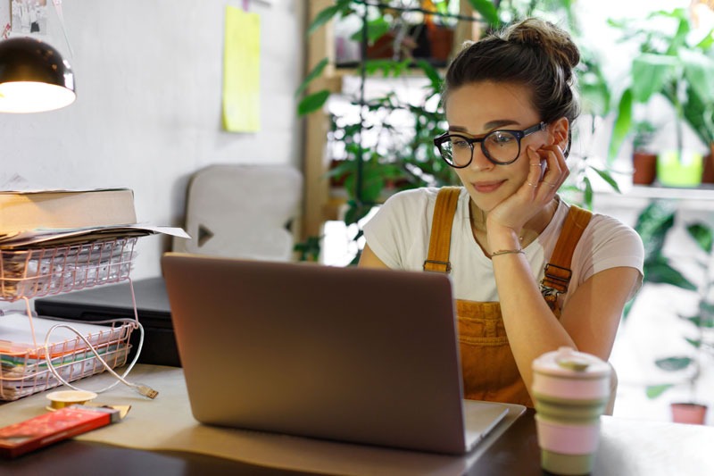 shutterstock_1674467302 Person remote working